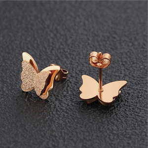 Orecchini a perno a forma di farfalla per donna, accessori dolci per l'uso quotidiano, perfetti per outfit casual e come regalo - Product Image 4
