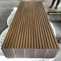 Extrusion de Co imperméable extérieur en bois composite cannelé creux WPC Panneaux de revêtement Façade Décoration de maison Panneau mural en WPC extérieur