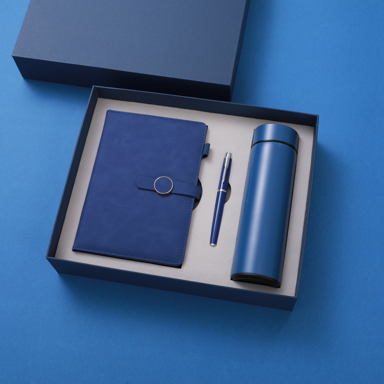 Cuaderno azul + pluma + Taza Termo