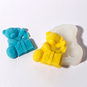 Molde de Silicona para Velas con Forma de Regalo de Abrazo de Oso - Kit para Hacer Velas con Forma de Regalo 3D para Cumpleaños - Product Image 4