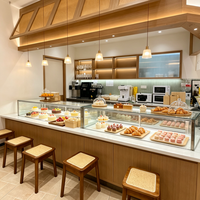 Café de luxe sur mesure, comptoir de bar en bois massif, design intérieur personnalisé
