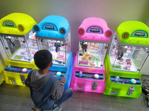 Mini macchina della gru dell'artiglio del giocattolo della macchina del gioco del regalo di vendita a gettoni da vendere - Product Image 4