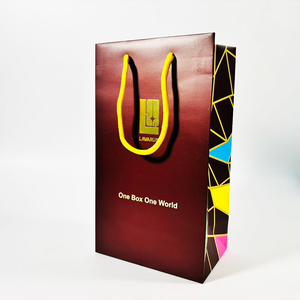 Ensemble de sacs <span class=keywords><strong>en</strong></span> <span class=keywords><strong>papier</strong></span> de luxe personnalisés - Sacs cadeaux géométriques à blocs de couleur et minimalistes avec poignée <span class=keywords><strong>en</strong></span> satin/cordon - Product Image 3