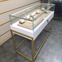 Finition miroir Laque Texture LED Compteur de bijoux Conception de logo intégré personnalisé Nettoyage facile Matériau MDF Marque de luxe Vitrine