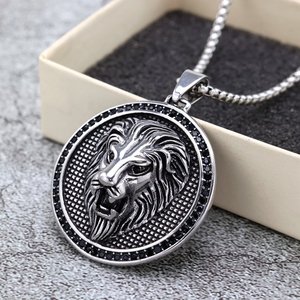 Colgante de cabeza de león de acero inoxidable yunnique con incrustaciones de diamantes, amuleto unisex para regalo y para combinar con ropa - Product Image 2