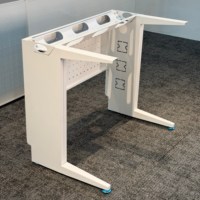Poste de travail collaboratif avec cadre de table blanc et panneau de séparation à fentes métalliques pour écoles et bureaux en open space et co-working