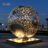 Sculpture sphérique lumineuse en or creux TREVI |   Globe lumineux LED en acier inoxydable miroir pour jardin et place en plein air