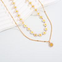 Collier ras du cou Daisy et ensemble de chaînes délicates plaqué or avec breloques fleurs émaillées – Bijoux superposés tendance, cadeau pour femme, idéal pour les fêtes