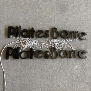 Letreros luminosos LED personalizados con logotipo, tienda de negocios al aire libre, señalización frontal <span class=keywords><strong>exterior</strong></span> pintada, <span class=keywords><strong>letrero</strong></span> retroiluminado de acrílico 3D - Product Image 4