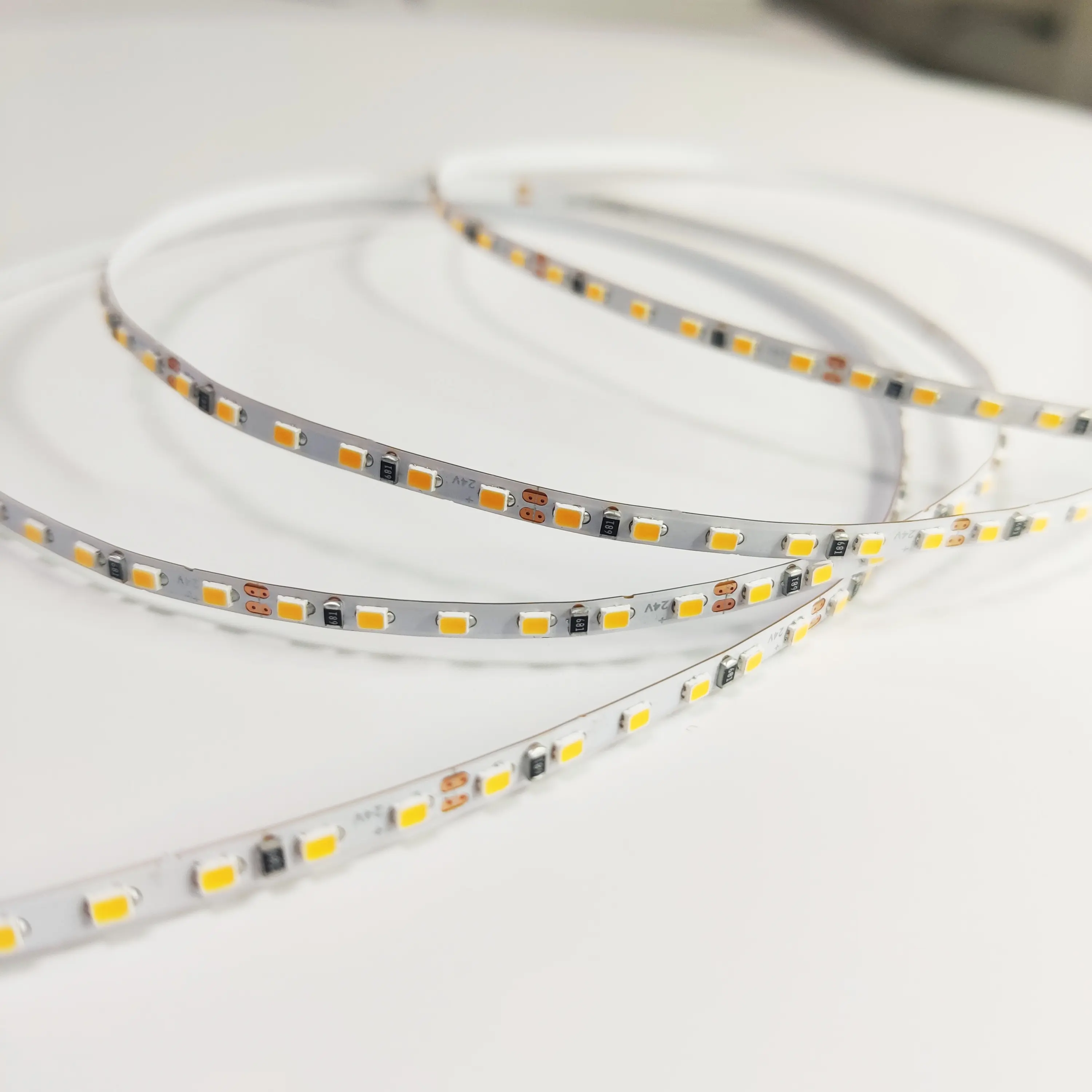 Độ Sáng Cao 4Mm PCB Chiều Rộng 180Leds/M Smd 2216 Led Strip Light Với Nhôm Profile