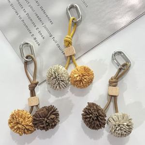 Llavero de tela hecho a mano de alta calidad con pompón, estilo natural, accesorio decorativo colorido para bolsos y zapatos. - Product Image 4