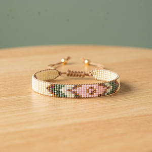 Bracelet en perles Miyuki Delica fait main Sstringz, rose pastel, vert sauge et blanc ivoire, avec motif géométrique floral, réglable - Product Image 5