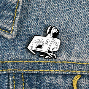 Pin de esmalte personalizado con diseño 'Tired of Working', broches en blanco y negro, insignia 'Crashing Girl' para solapa de camisa y bolso, joyería de dibujos animados, regalo para amigos - Product Image 3