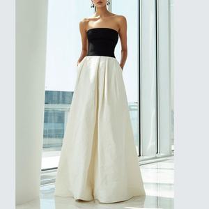 Vestido de Fiesta Personalizado para Mujer, Diseño Elegante en Blanco y Negro, Vestido Largo de Verano con Hombros Descubiertos - Product Image 1