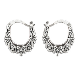 Orecchini a polsino a forma di U con texture floreale per donna, gioielli minimalisti alla moda - Product Image 1