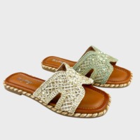 Mules de luxe décontractées haut de gamme pour femme, ornées de perles blanches et de fleurs tissées, à bout carré, plates, à enfiler, avec empeigne en forme de H
