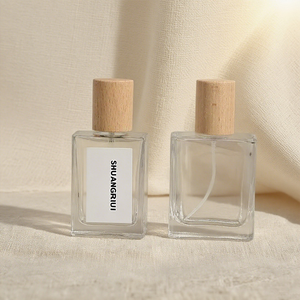 Bouteilles de <span class=keywords><strong>parfum</strong></span> en verre carrées rechargeables de 15ml à fond épais avec bouchons en bois haut de gamme avec boîte de pulvérisation à pompe emballée - Product Image 1