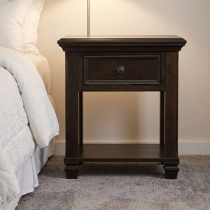 Mesa de Noche Tradicional Glendale de Roble Macizo con Cajón Superior de Madera y Estante Abierto, Muebles para Dormitorio - Product Image 6