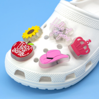 Vente en gros Accessoire LED coloré personnalisé Rose clair Coeur rouge Animal Fleur PVC Silicone Sabot Charme de chaussure Décorations de chaussures en vrac