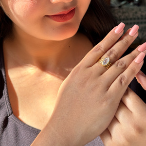 Anillo de Piedra Lunar Arcoíris Natural con Baño de Oro para Mujer, Joyería Boho Minimalista con Gema, Regalo de Compromiso, March Moku - Product Image 6