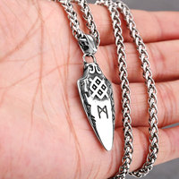 Perhiasan Punk Liontin Tombak Viking Pria yang Dapat Dipersonalisasi, Baja Anti Karat 316L PVD, Simbol Pelindung Huruf, Kalung Tombak Segitiga