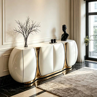 Buffet ovale incurvé en fibre de verre, finition ivoire brillant avec garniture dorée, armoire de rangement à 6 portes pour hall de luxe européen