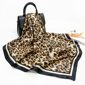 Sciarpa Quadrata di Lusso in Raso con Stampa Leopardata e Bordo <span class=keywords><strong>Nero</strong></span> Dorato, Stampa Digitale Personalizzata Effetto <span class=keywords><strong>Seta</strong></span> per Donne - Product Image 1