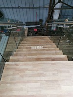 Escalier intérieur avec balustrade en verre trempé, main courante en bois massif, escalier à double poutre