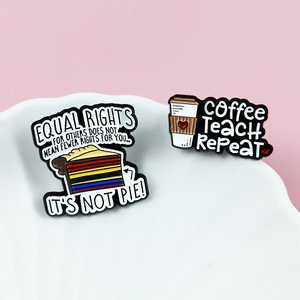 Broche Criativo em Formato de Sanduíche e Café com Citação em Inglês, Acessório Geométrico para Decoração de Roupas e Bolsas - Product Image 2