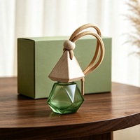 Bouteille diffuseur de parfum pour voiture en verre givré taillé en diamant de 10 ml, vide, avec bouchon triangulaire en bois et cordon coloré – Vente en gros