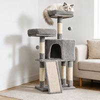 Arbre à chat multi-niveaux moderne avec poteaux à gratter en sisal, rampes, niches en peluche et jouets pour chats d'intérieur