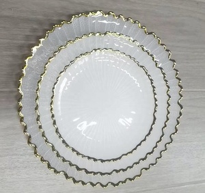 Assiettes de présentation en verre couleur or et blanc pour mariage, location économique - Product Image 1
