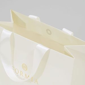 Bolsas de Compras de Papel Blanco <span class=keywords><strong>Crema</strong></span> de Lujo con Logotipo Personalizado Impreso y Asas de Cinta de Satén Verde para Boutique Minorista - Product Image 3
