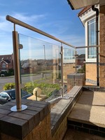 Poteau de garde-corps en verre en acier inoxydable 304 de style moderne système de balustrade de balcon sans cadre à bas prix pour escalier et usage extérieur