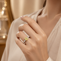 Nouvelle bague de mariage de luxe en or blanc 18 carats avec diamant de laboratoire jaune fantaisie taille coussin de 0,6 carat et bande de diamants