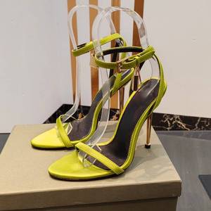 รองเท้าส้นสูงสีน้ำเงินเดนิมแบบปลายแหลม แต่งโลหะสีทอง สายรัดข้อเท้า ดีไซน์หรูหรา เซ็กซี่ โดดเด่น ไม่ซ้ำใคร รุ่นปี 2025 - Product Image 4