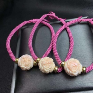 Pulsera <span class=keywords><strong>de</strong></span> Plata <span class=keywords><strong>de</strong></span> Ley con Dijes <span class=keywords><strong>de</strong></span> Concha Natural Rosa y Flor, Joyería Artesanal Hecha a Mano - Product Image 4