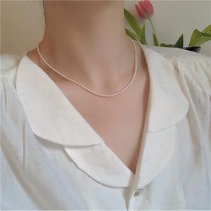 Collar de Mujer con Baño de Oro de 14K y Cuentas de Arroz Naturales, Estilo Simple, Retro, con Perla en la Clavícula, Cuentas Pequeñas - Product Image 1