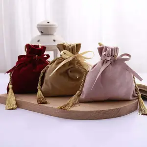 Sac en velours à cordon de serrage avec pompon, pochette cadeau pour bijoux de mariage