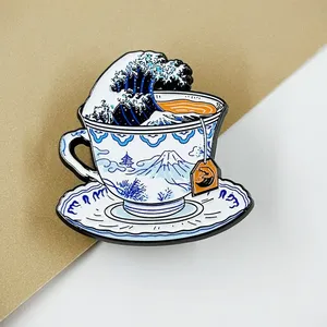 Épinglette en métal émaillé Grande Vague de Kanagawa, Mont Fuji, Tempête dans une tasse de thé, Badge, Bijou d'art, Cadeau pour fans, Objets de collection - Product Image 2