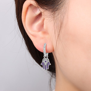 Les boucles d'oreilles en forme de main porte-bonheur violettes sont le cadeau idéal pour la Saint-Valentin, un anniversaire ou un anniversaire de mariage pour une fille. - Product Image 5