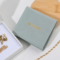 Boîte cadeau à bijoux à couvercle rabattable avec pochette en microfibre douce pour collier, emballage de marque et présentation en magasin