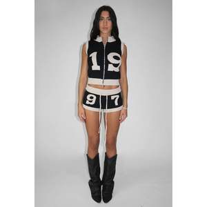 Ensemble deux pièces tricoté personnalisé 2026 pour femme : Gilet pull sans manches zippé et short, tenue Y2K 100% acrylique anti-boulochage - Product Image 1