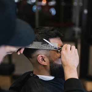 Pettine da <span class=keywords><strong>uomo</strong></span> a denti fini Mini pettine da <span class=keywords><strong>barba</strong></span> alla moda in metallo con manico in metallo per <span class=keywords><strong>barba</strong></span> da coda - Product Image 2