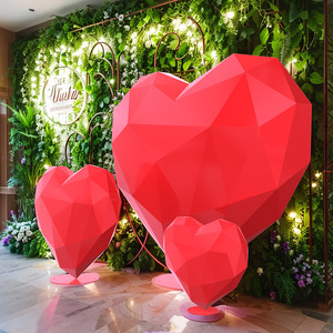 Sculpture moderne en forme de cœur rouge à facettes, statue d'art en fibre de verre protégée contre les UV pour <span class=keywords><strong>centre</strong></span> commercial et décoration de place extérieure - Product Image 2