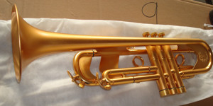 Trompeta Profesional de Nuevo Diseño para Uso Rudo en Si Bemol Color Oro Satinado - Product Image 6