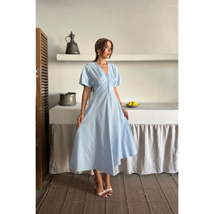 Robe en lin bleu de haute qualité à col en V et boutonnée - Style décontracté vintage tendance avec pompons, taille unique XS-XL, idéale pour les fêtes de jour au printemps - Product Image 2