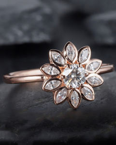 Bague de fiançailles en or rose massif avec diamant de laboratoire rond de 1,00 carat, sertie en clos, pour demande en mariage, mariage, promesse ou anniversaire - Product Image 4