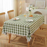 Nappe à carreaux nordiques aspect lin 140x260cm avec pompons, prête à être expédiée, pour décoration de ferme - Vente en gros