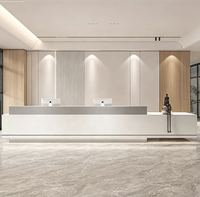 Comptoir de réception sur mesure avec façade blanche contrastante et plateau aspect bois – Mobilier de projet